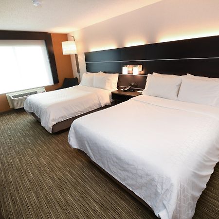 Holiday Inn Express Hotel & Suites Grand Forks By Ihg Exterior photo
