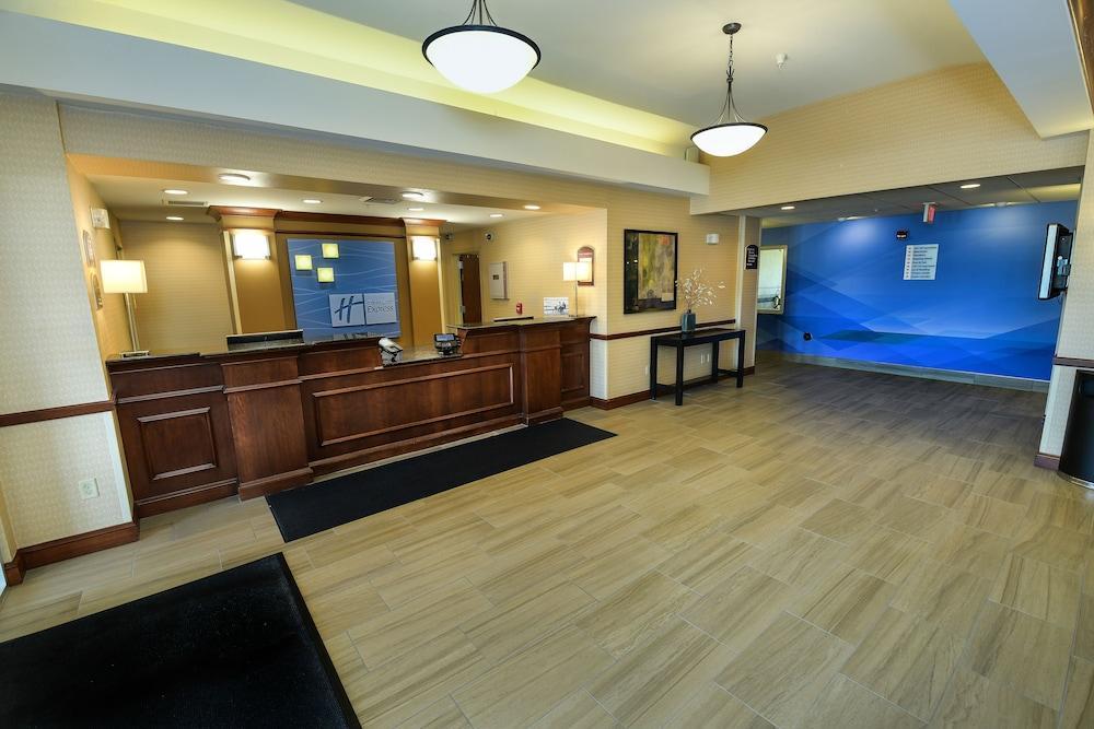 Holiday Inn Express Hotel & Suites Grand Forks By Ihg Exterior photo
