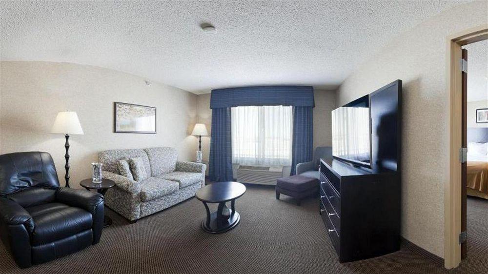 Holiday Inn Express Hotel & Suites Grand Forks By Ihg Exterior photo