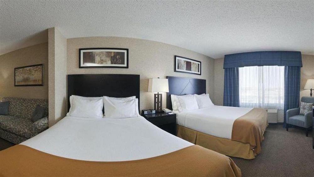 Holiday Inn Express Hotel & Suites Grand Forks By Ihg Exterior photo