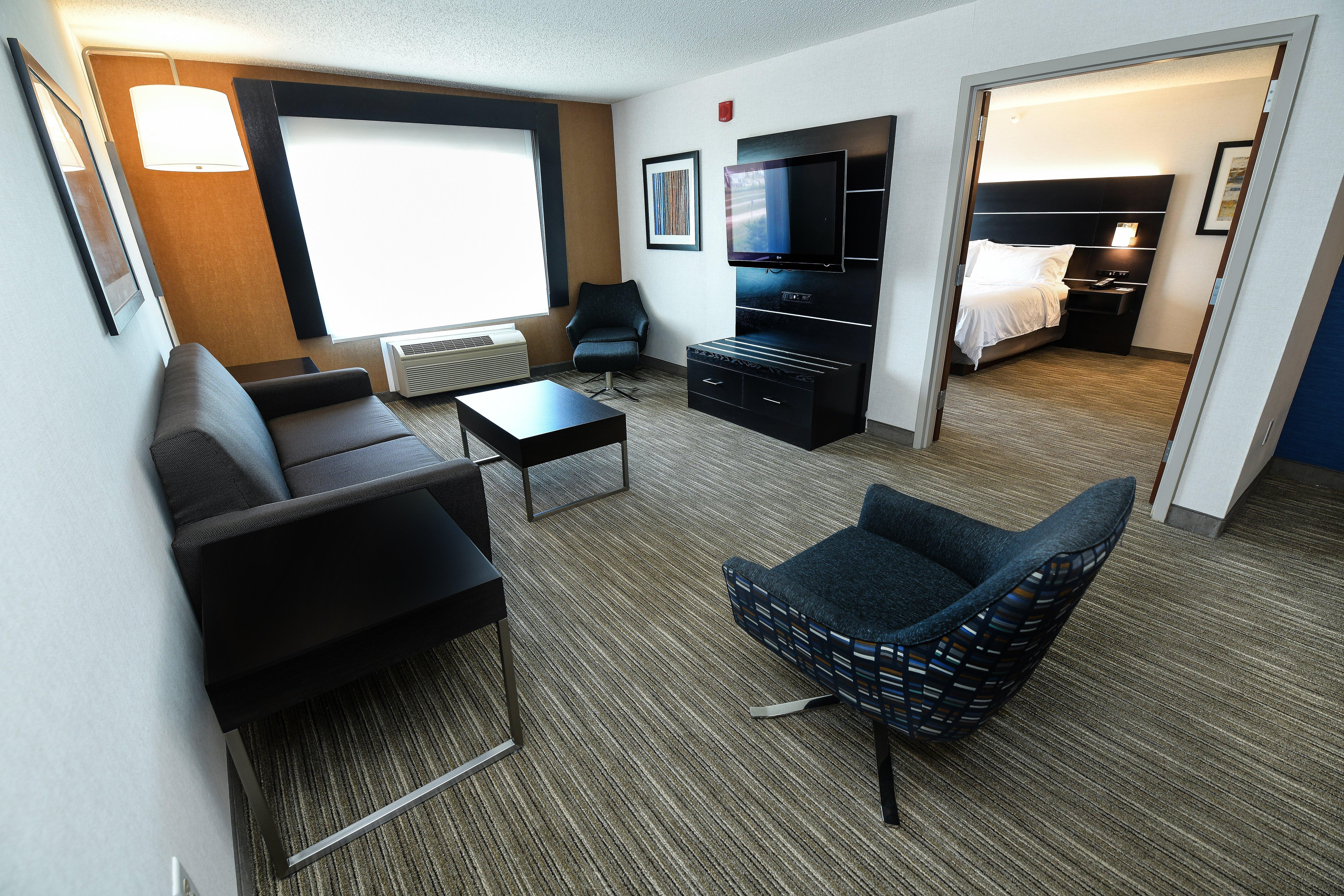 Holiday Inn Express Hotel & Suites Grand Forks By Ihg Exterior photo