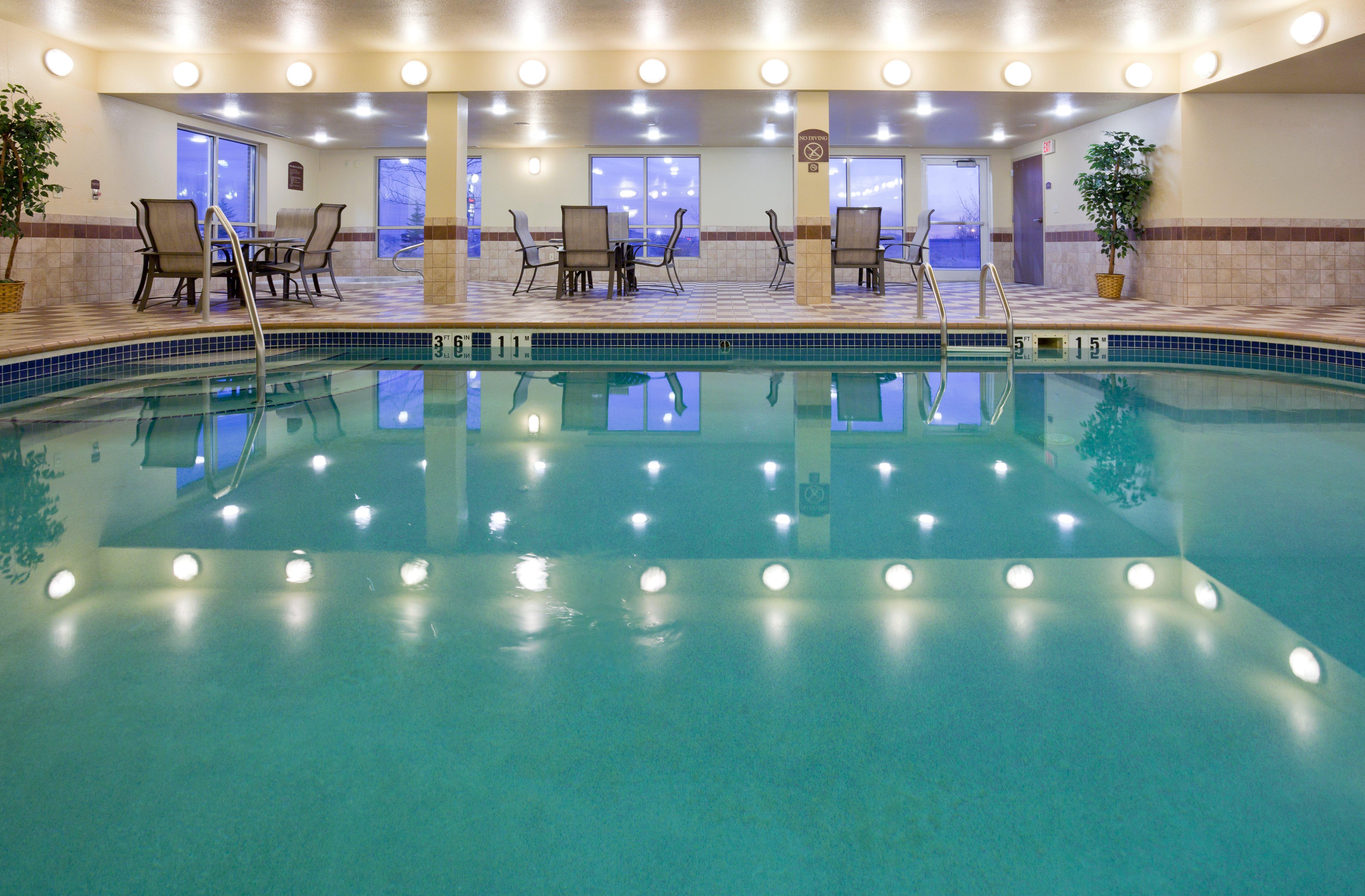 Holiday Inn Express Hotel & Suites Grand Forks By Ihg Exterior photo