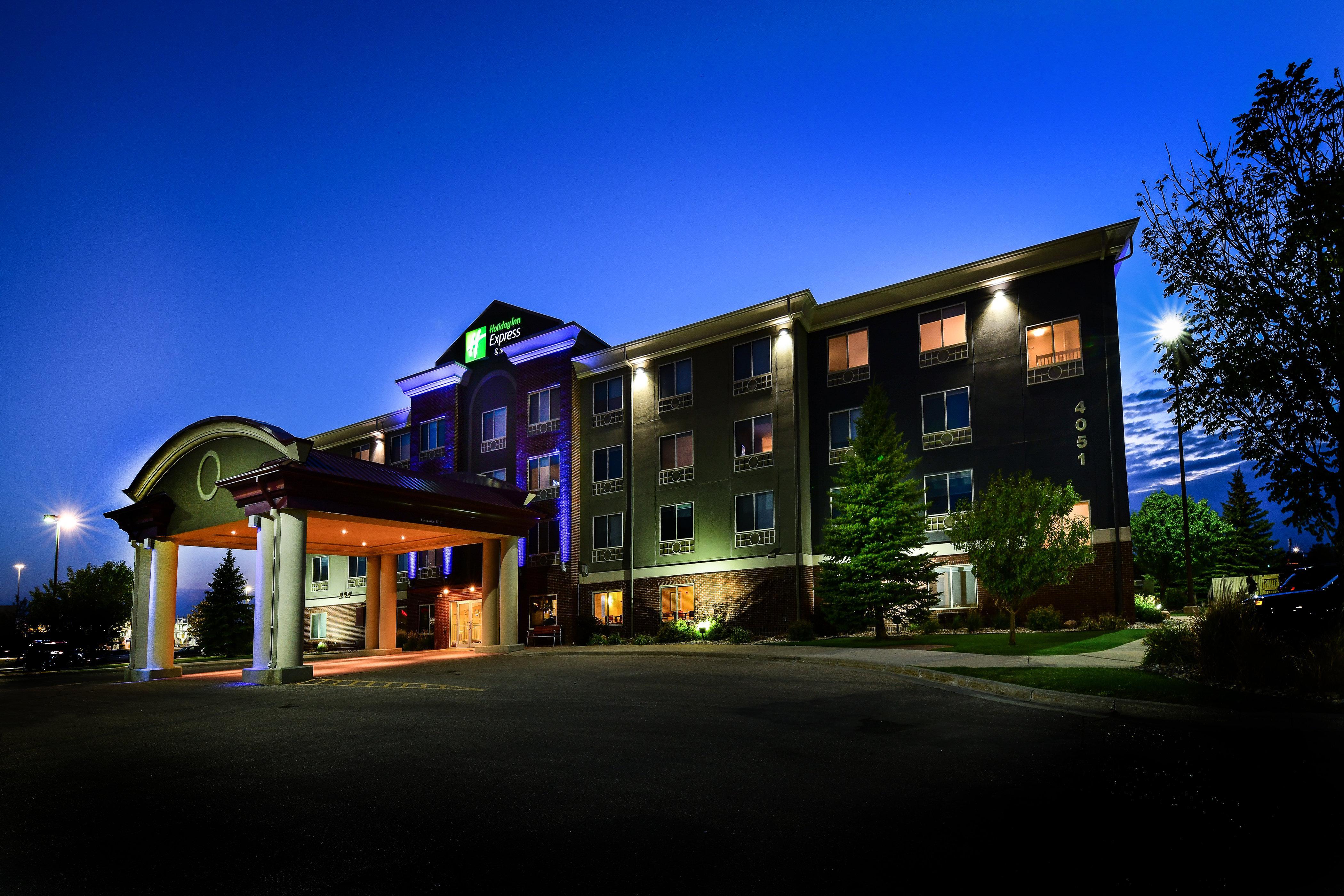 Holiday Inn Express Hotel & Suites Grand Forks By Ihg Exterior photo