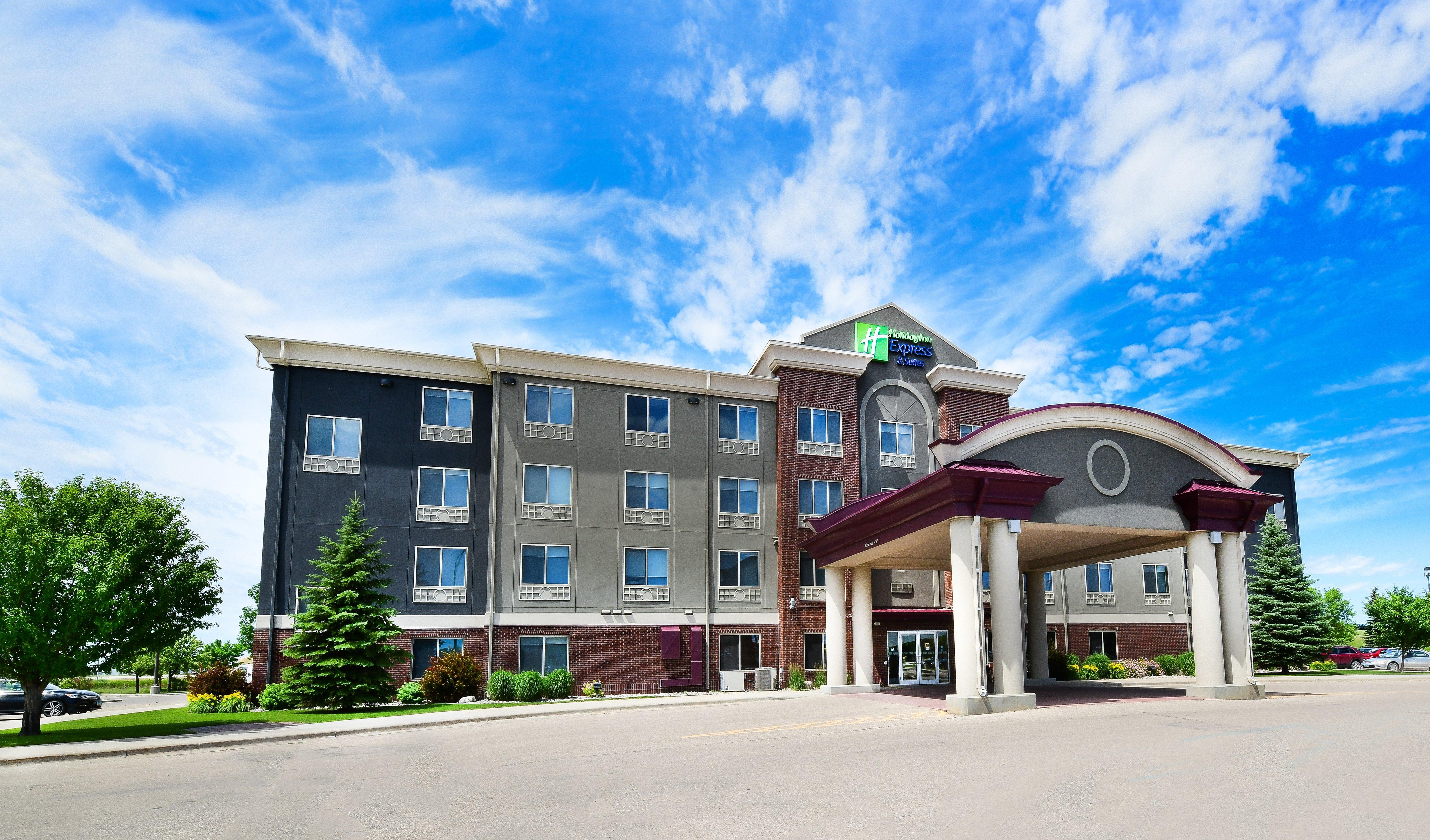 Holiday Inn Express Hotel & Suites Grand Forks By Ihg Exterior photo