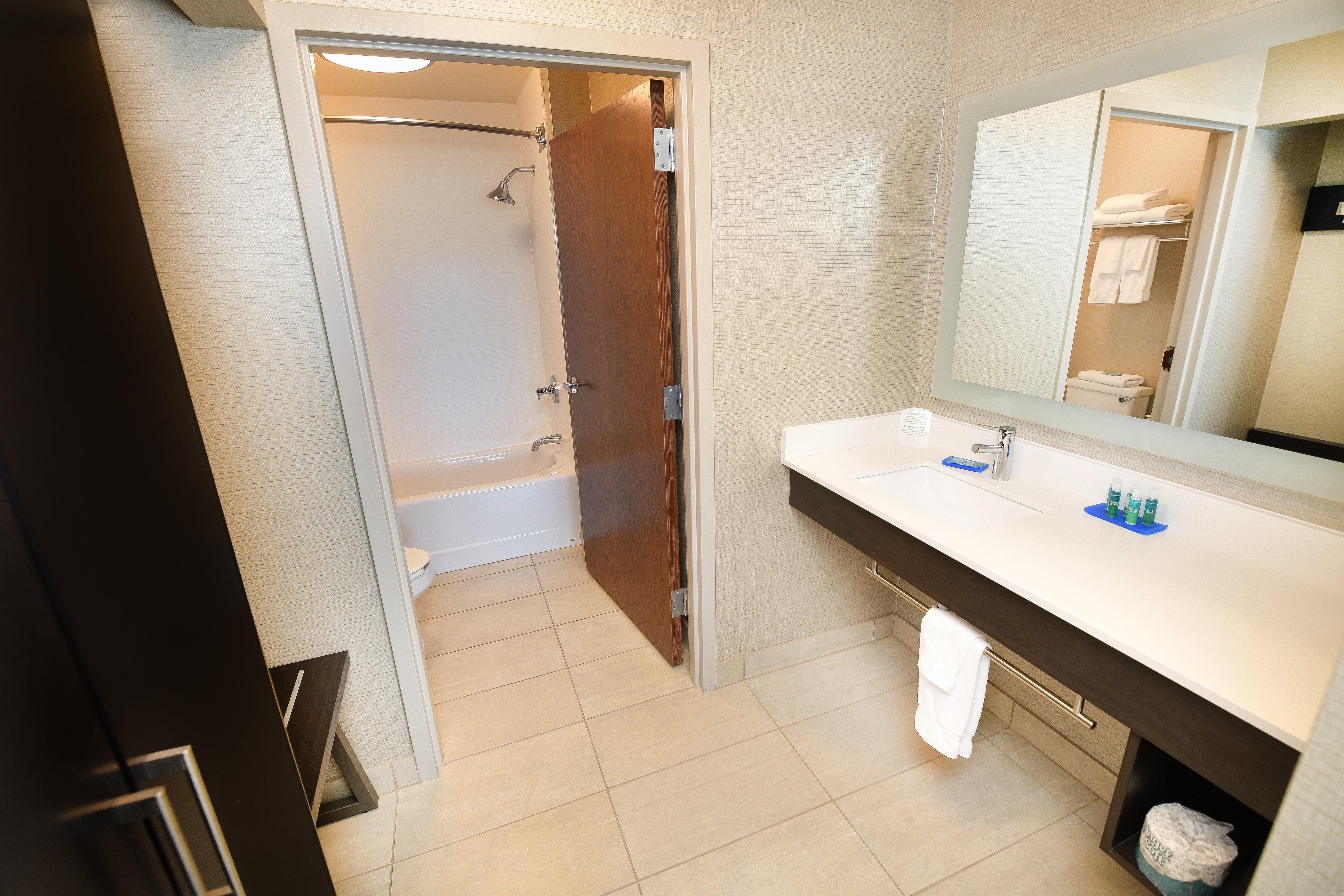 Holiday Inn Express Hotel & Suites Grand Forks By Ihg Exterior photo