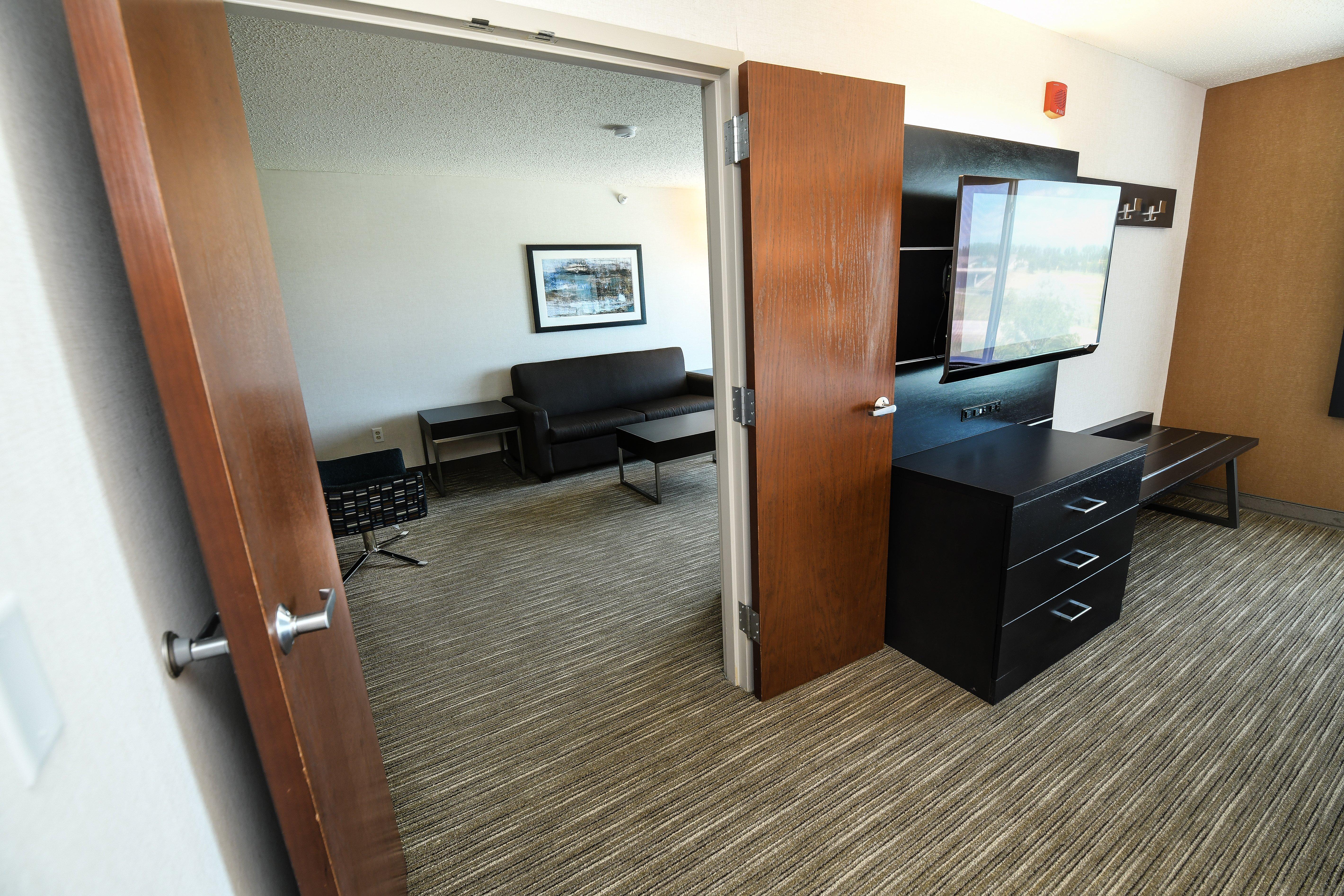 Holiday Inn Express Hotel & Suites Grand Forks By Ihg Exterior photo