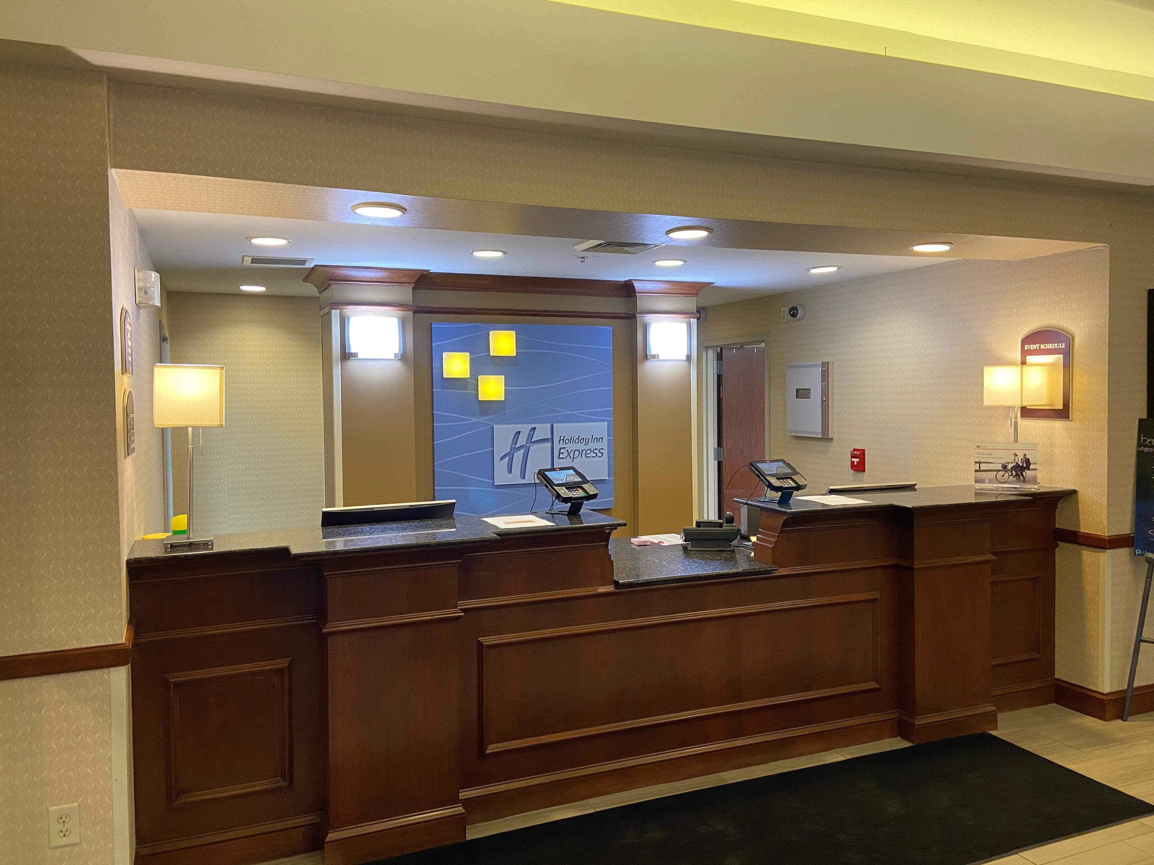 Holiday Inn Express Hotel & Suites Grand Forks By Ihg Exterior photo