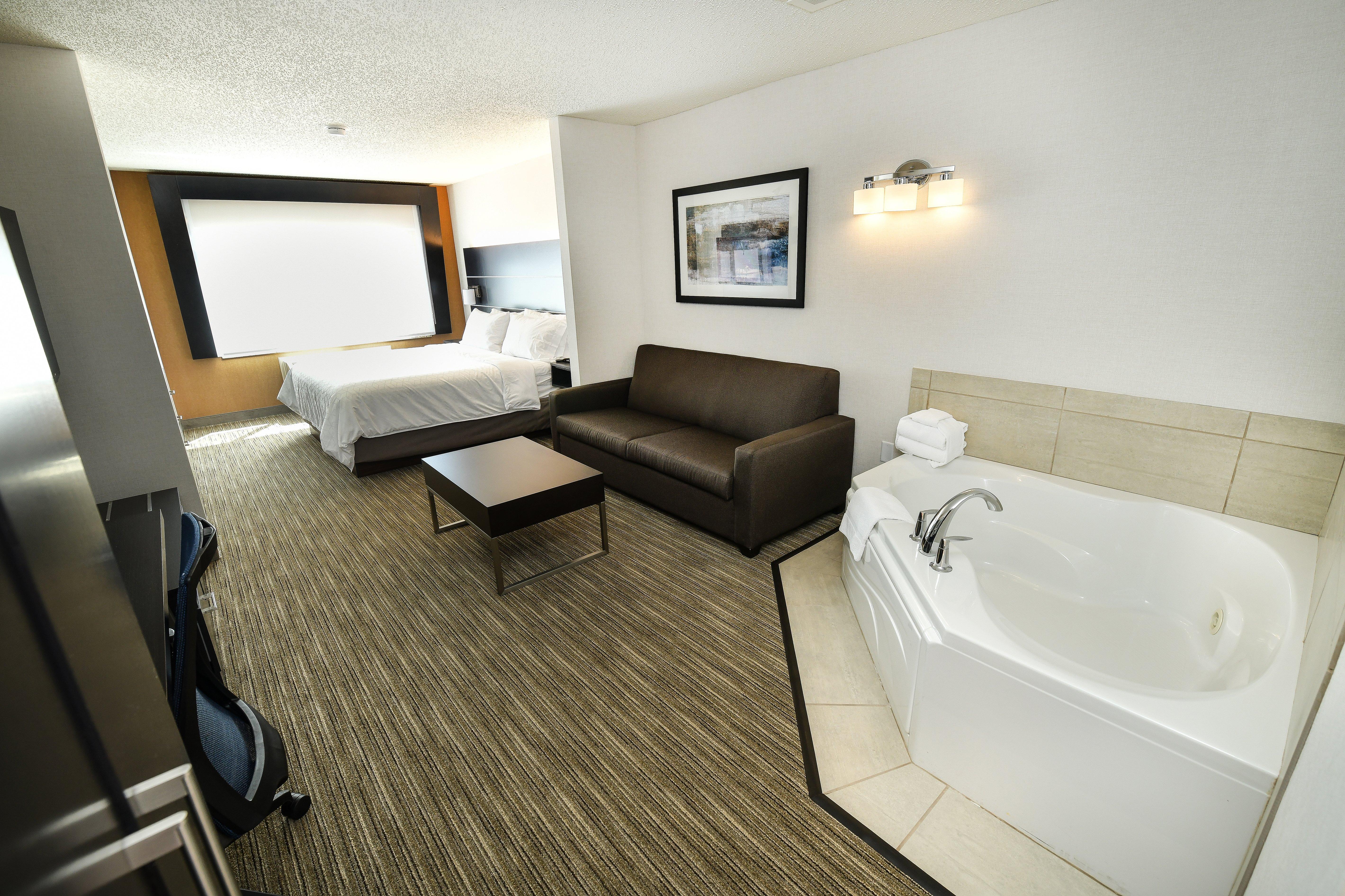 Holiday Inn Express Hotel & Suites Grand Forks By Ihg Exterior photo