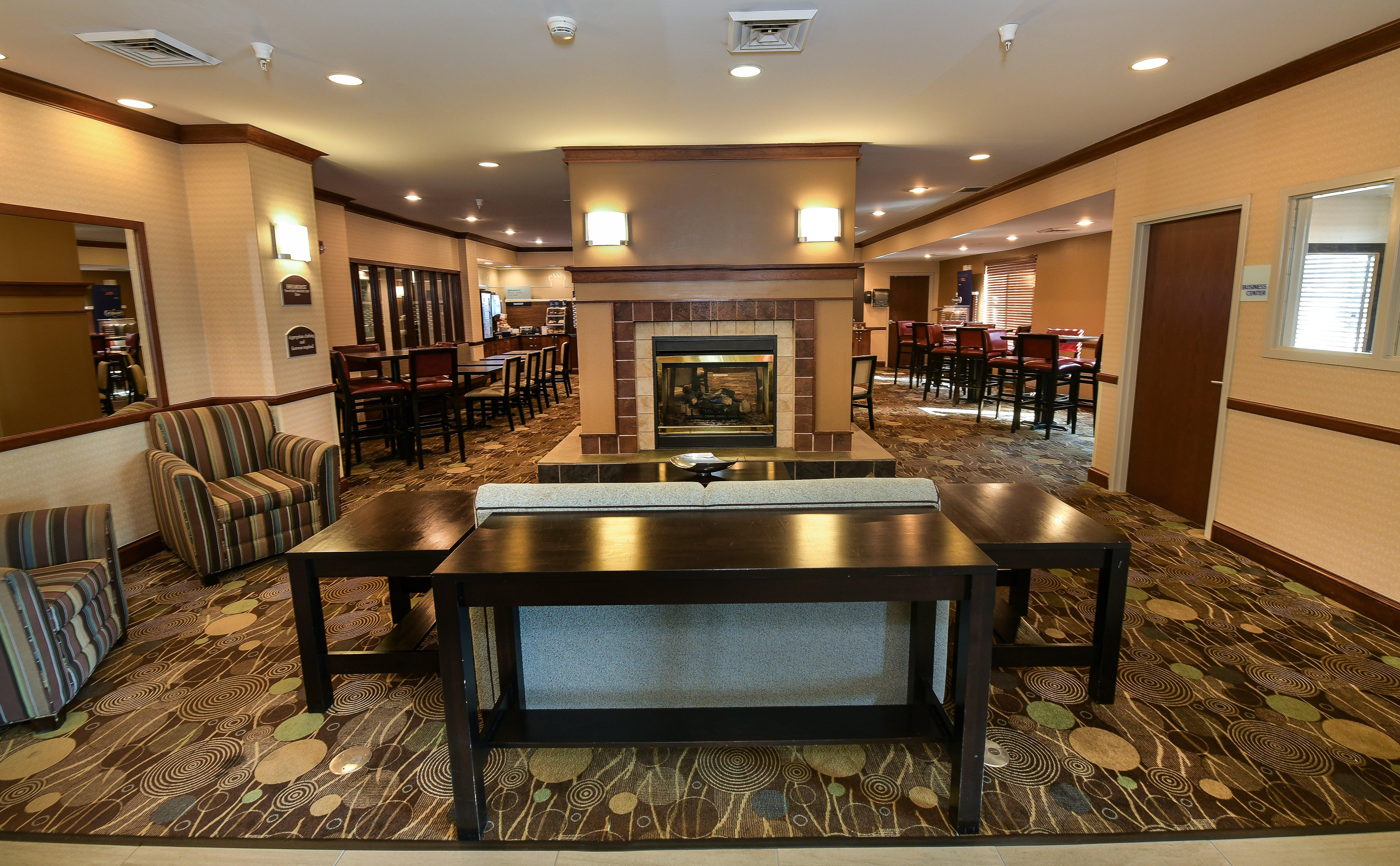 Holiday Inn Express Hotel & Suites Grand Forks By Ihg Exterior photo