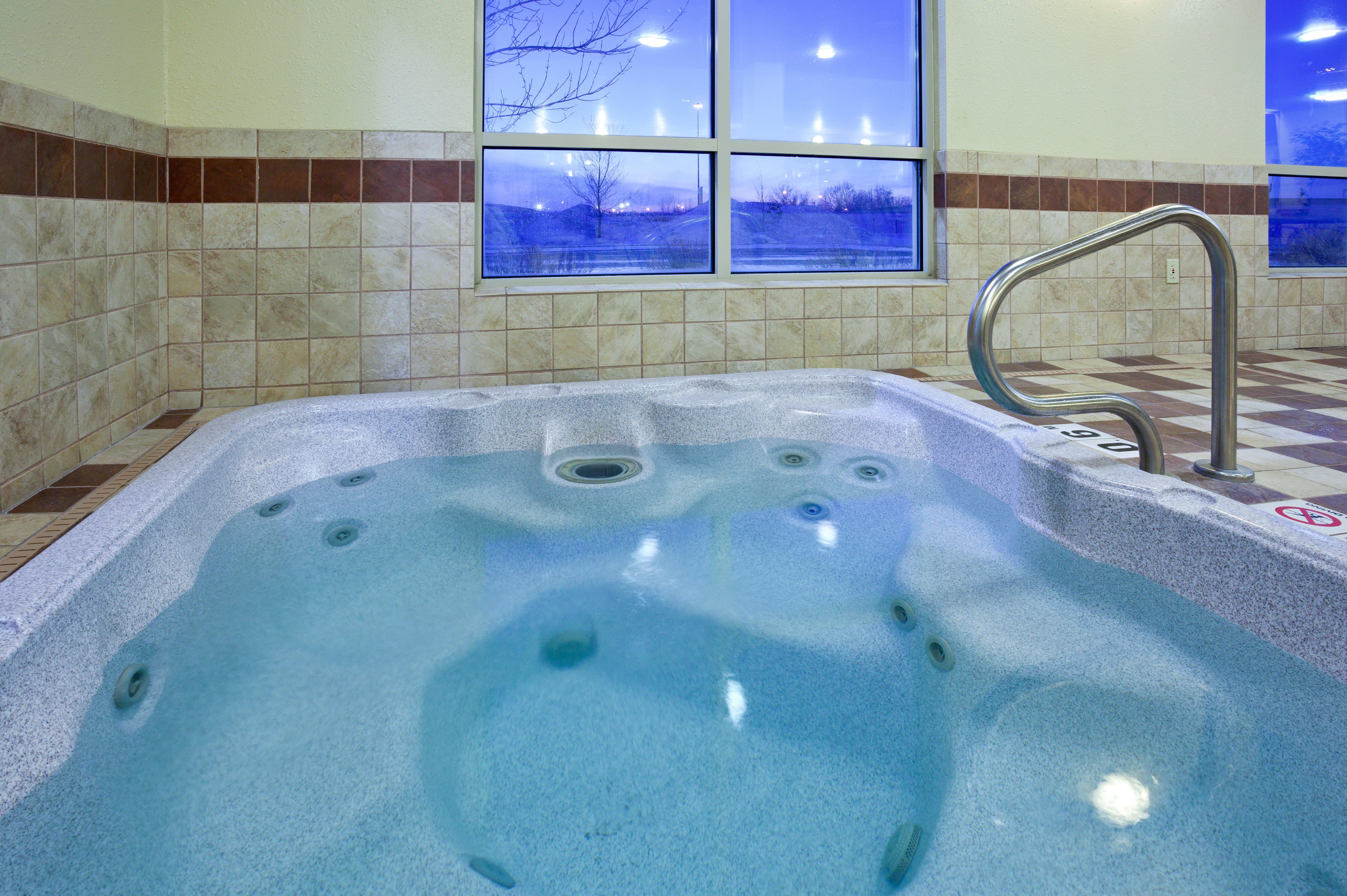 Holiday Inn Express Hotel & Suites Grand Forks By Ihg Exterior photo