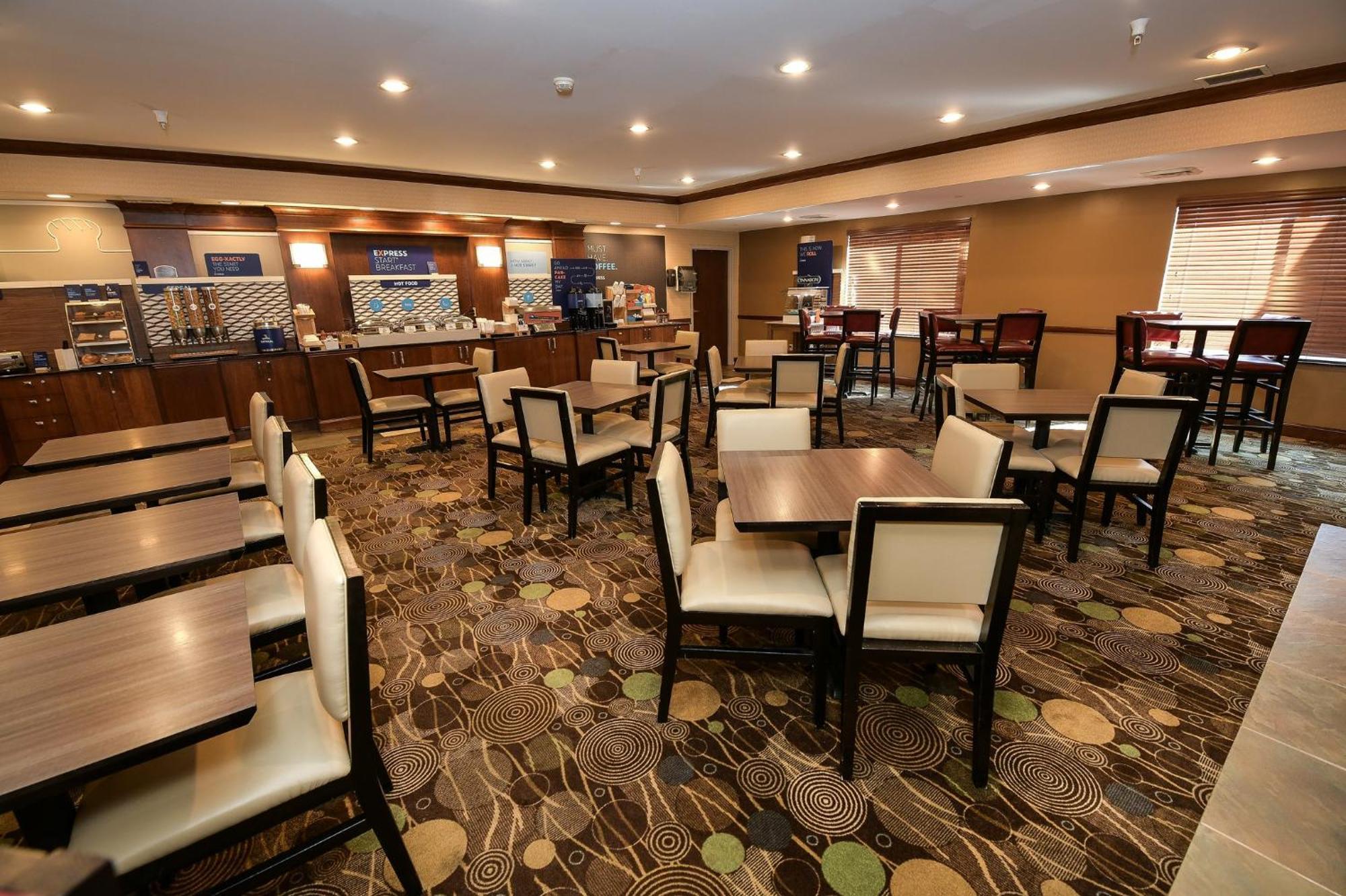 Holiday Inn Express Hotel & Suites Grand Forks By Ihg Exterior photo