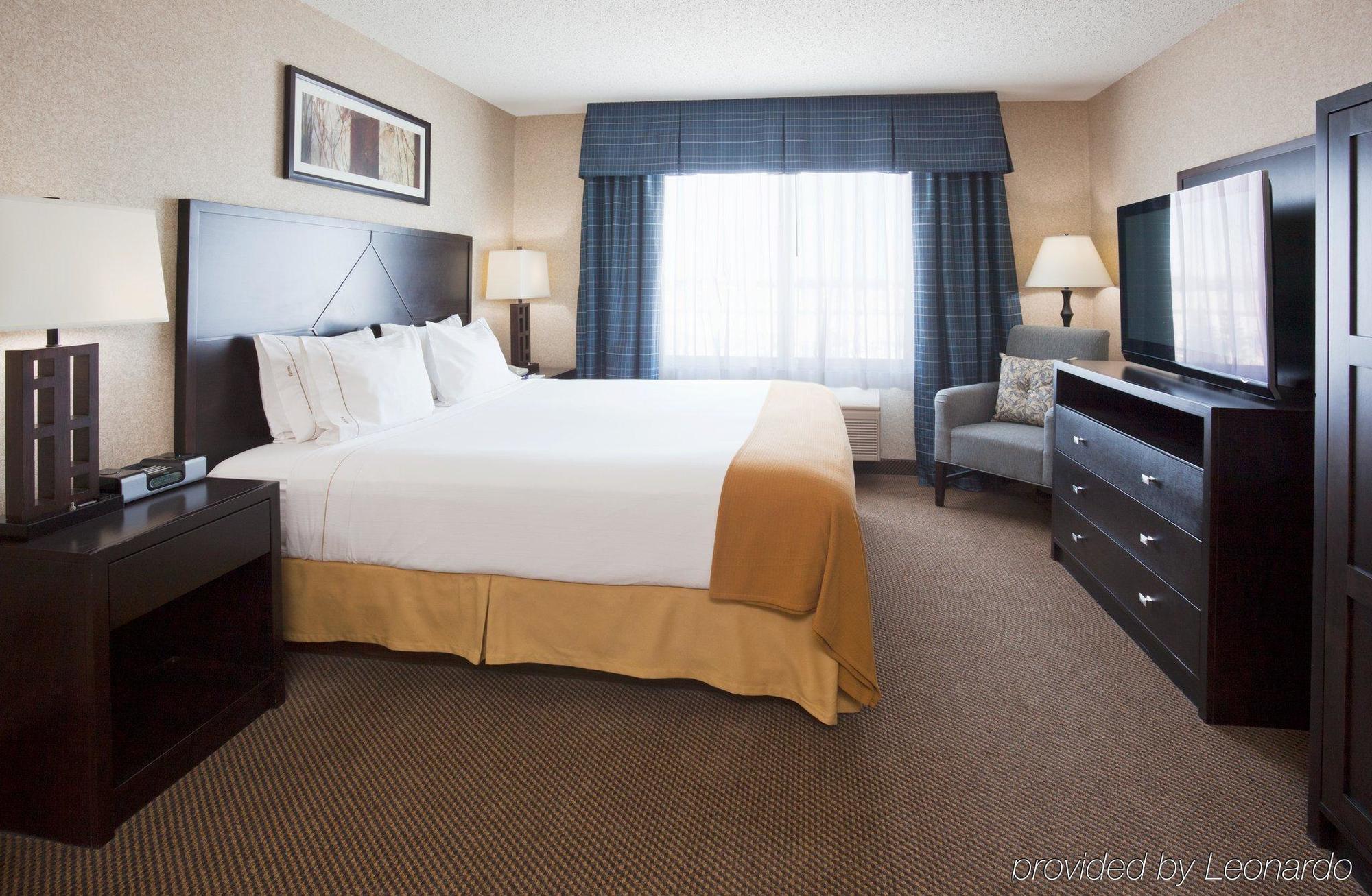 Holiday Inn Express Hotel & Suites Grand Forks By Ihg Room photo