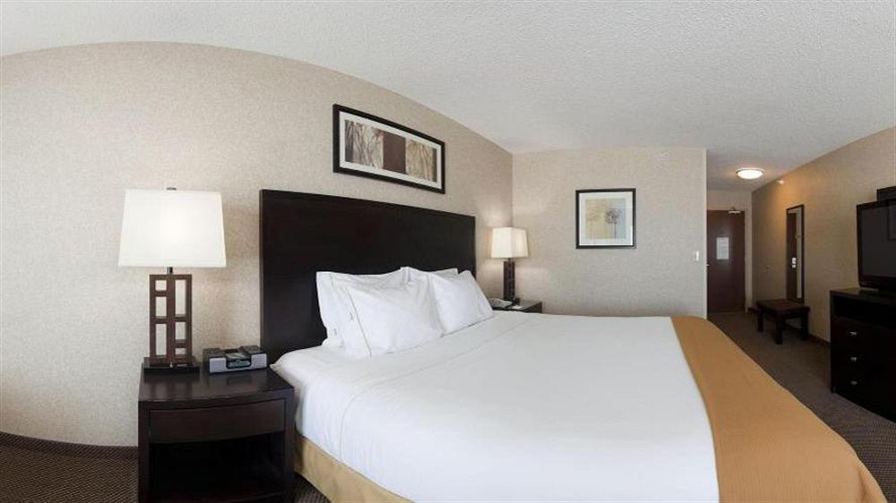 Holiday Inn Express Hotel & Suites Grand Forks By Ihg Exterior photo