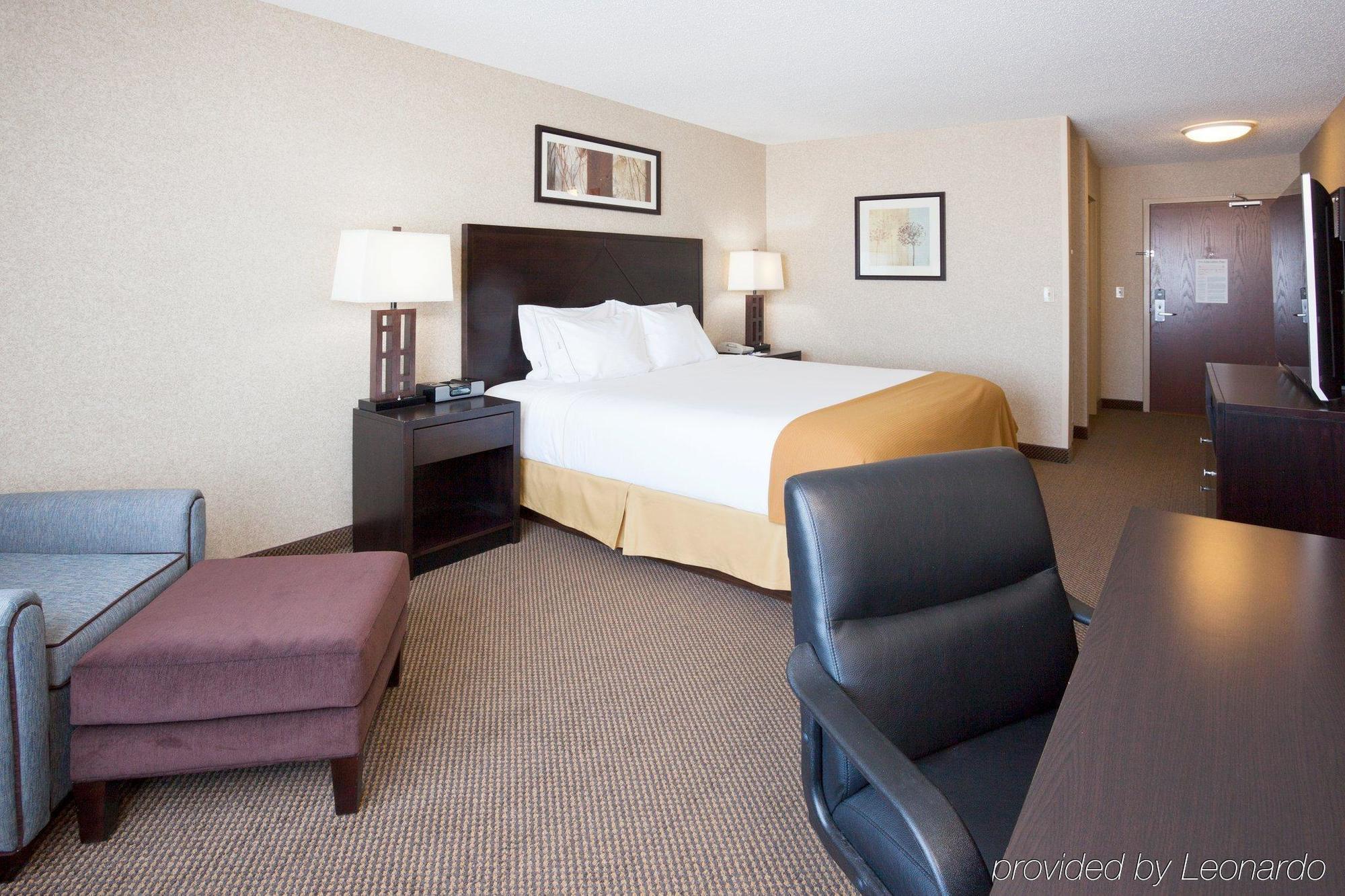 Holiday Inn Express Hotel & Suites Grand Forks By Ihg Exterior photo