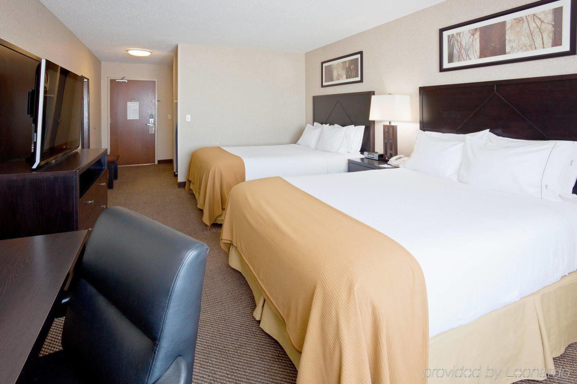 Holiday Inn Express Hotel & Suites Grand Forks By Ihg Room photo