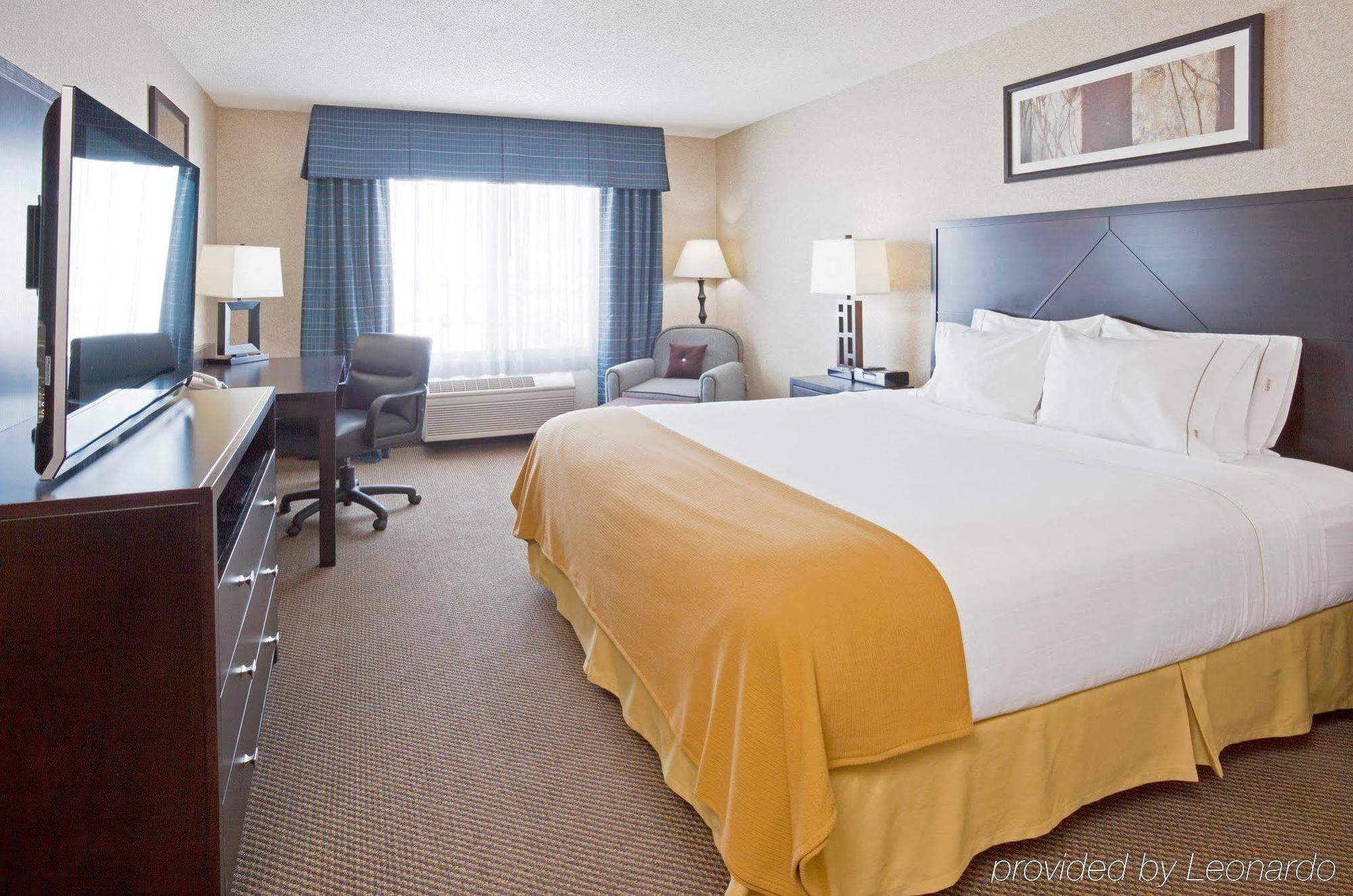 Holiday Inn Express Hotel & Suites Grand Forks By Ihg Room photo
