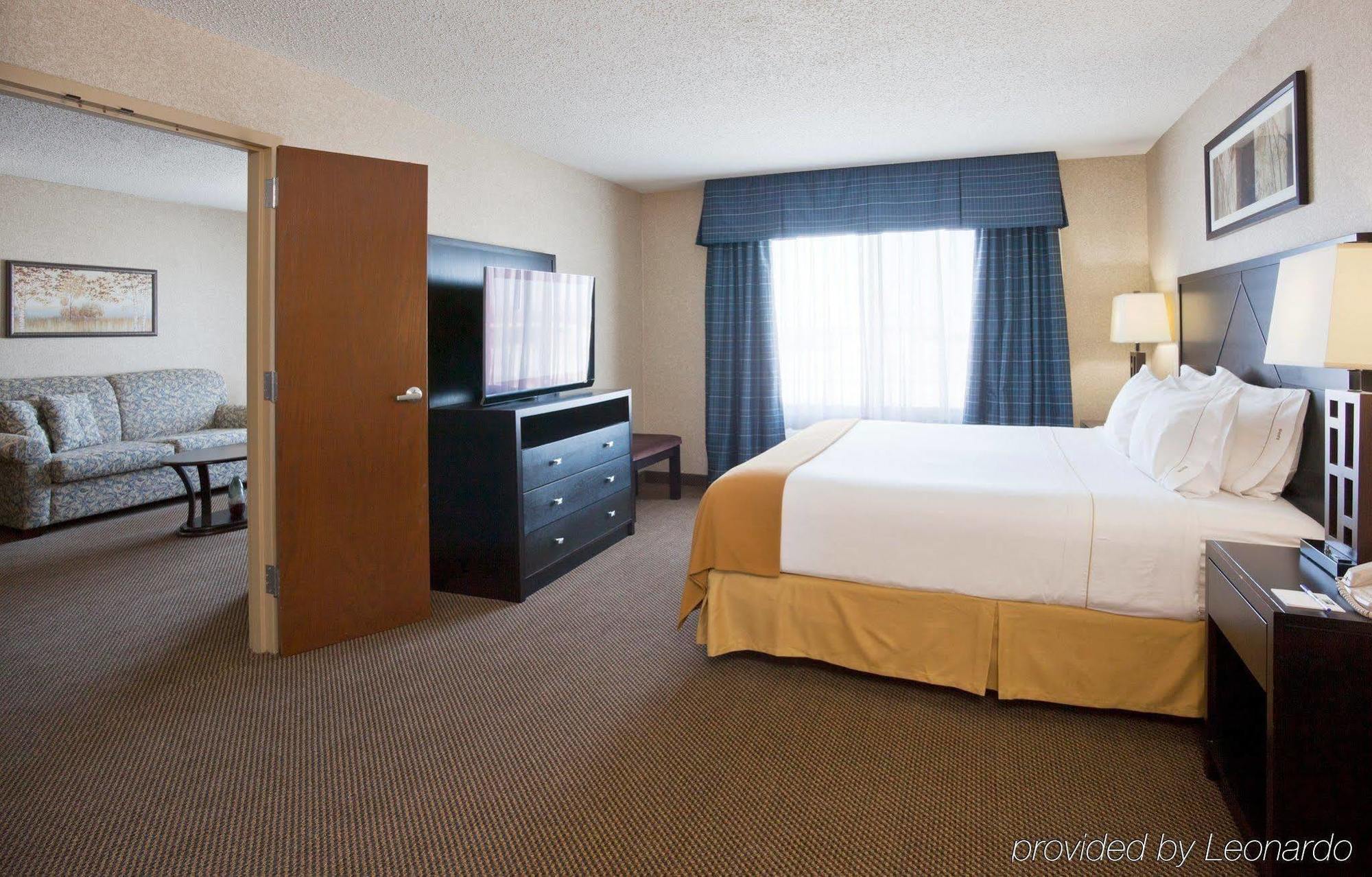 Holiday Inn Express Hotel & Suites Grand Forks By Ihg Room photo