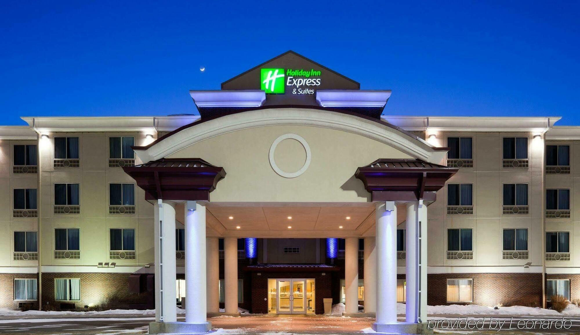 Holiday Inn Express Hotel & Suites Grand Forks By Ihg Exterior photo